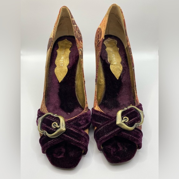Nine West velvet & brocade heels. Burgundy & gold w/ bronze buckle. Size 7. - Picture 2 of 12